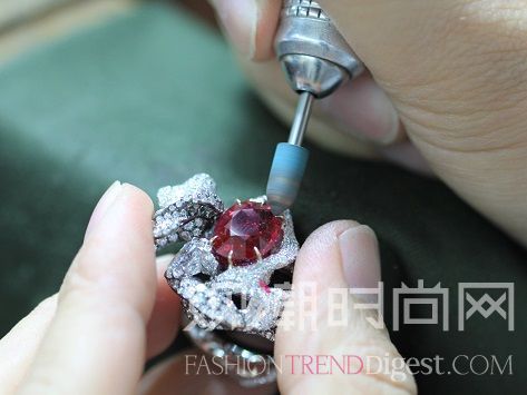 苏富比40周年珠宝拍卖Cindy Chao红宝石缎带戒指2352万成交