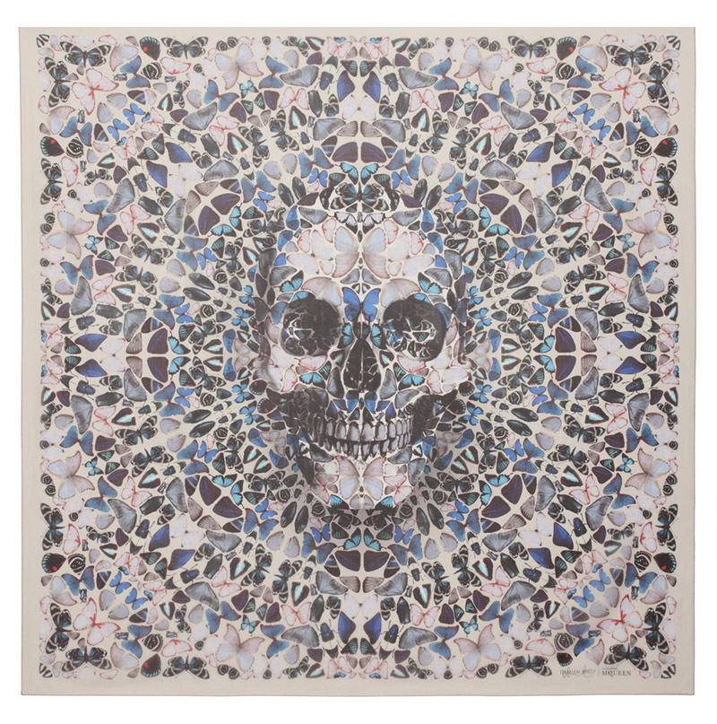 Alexander McQueen与Damien Hirst推出skull scarf联乘系列