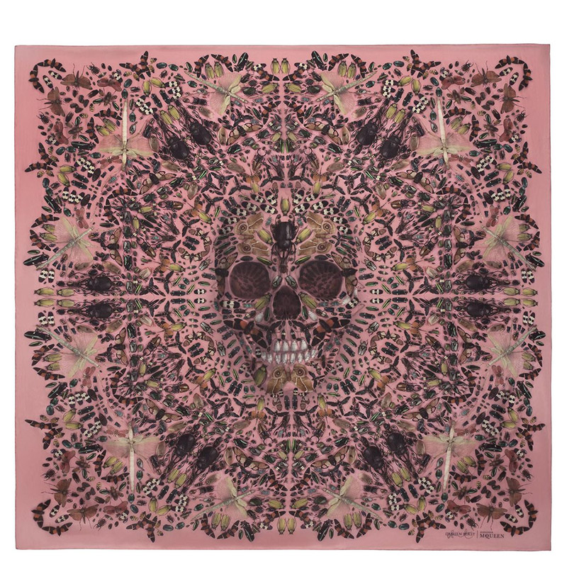 Alexander McQueen与Damien Hirst推出skull scarf联乘系列