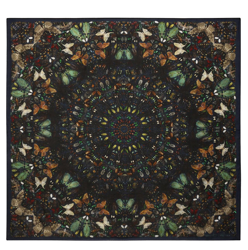 Alexander McQueen与Damien Hirst推出skull scarf联乘系列