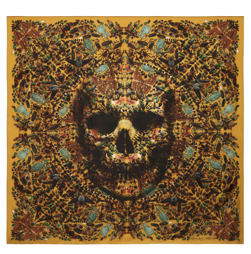 Alexander McQueen与Damien Hirst推出skull scarf联乘系列