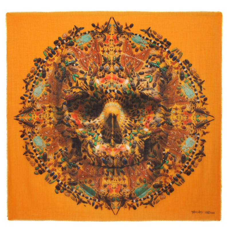 Alexander McQueen与Damien Hirst推出skull scarf联乘系列