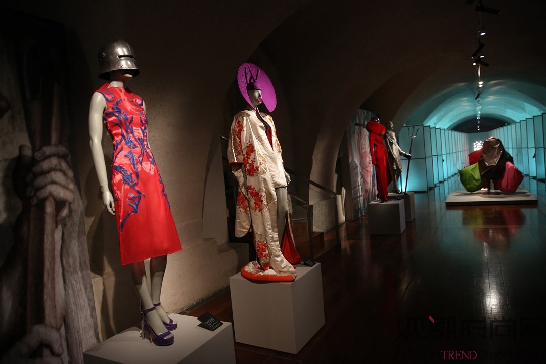 达芙妮吉尼斯赞助 “Isabella Blow：Fashion Galore”展览