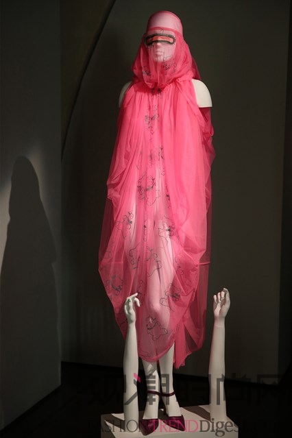 达芙妮吉尼斯赞助 “Isabella Blow：Fashion Galore”展览