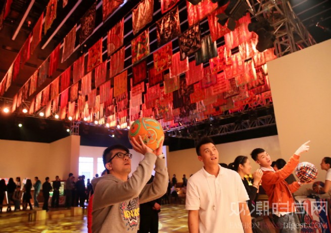 3.别致的丝巾篮球复原了篮球运动色彩的乐趣，使得现场宾客无一不跃跃欲试地竞相参与其中