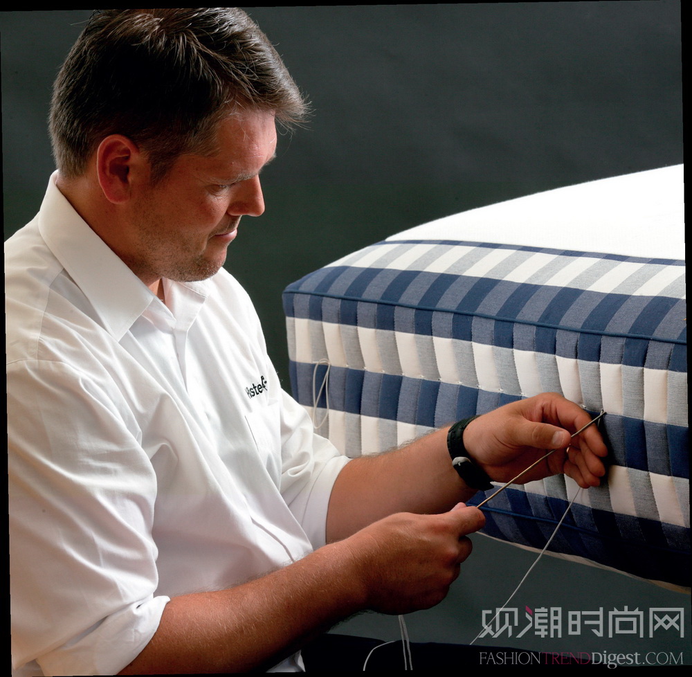 海丝腾Vividus技师再现全球顶级手工制床工艺