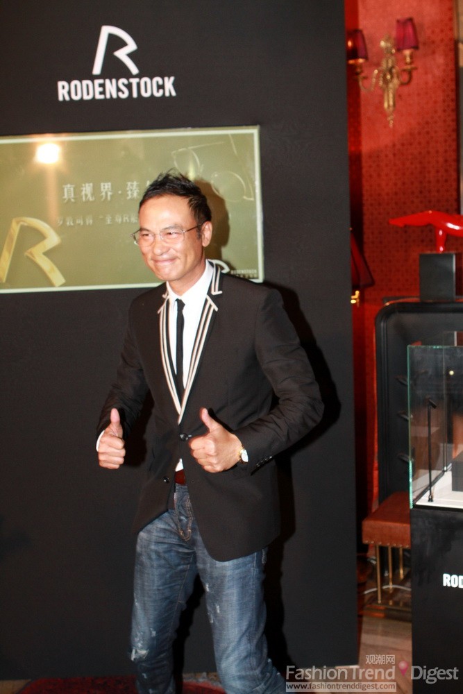 香港知名艺人任达华先生获赠为其度身定制的 至尊R系 眼镜，亲身体验罗敦司得带来的 真视界，臻镜界