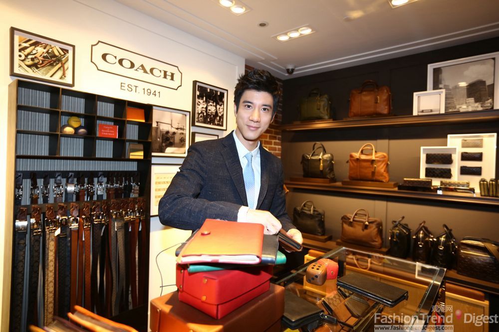 王力宏在COACH南京德基广场店浏览 2013全新春夏男士系列产品