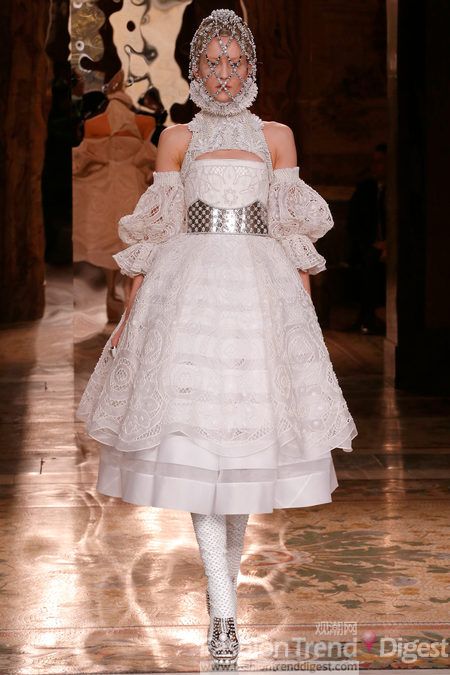 Alexander McQueen 2013秋冬巴黎时装周秀场图片