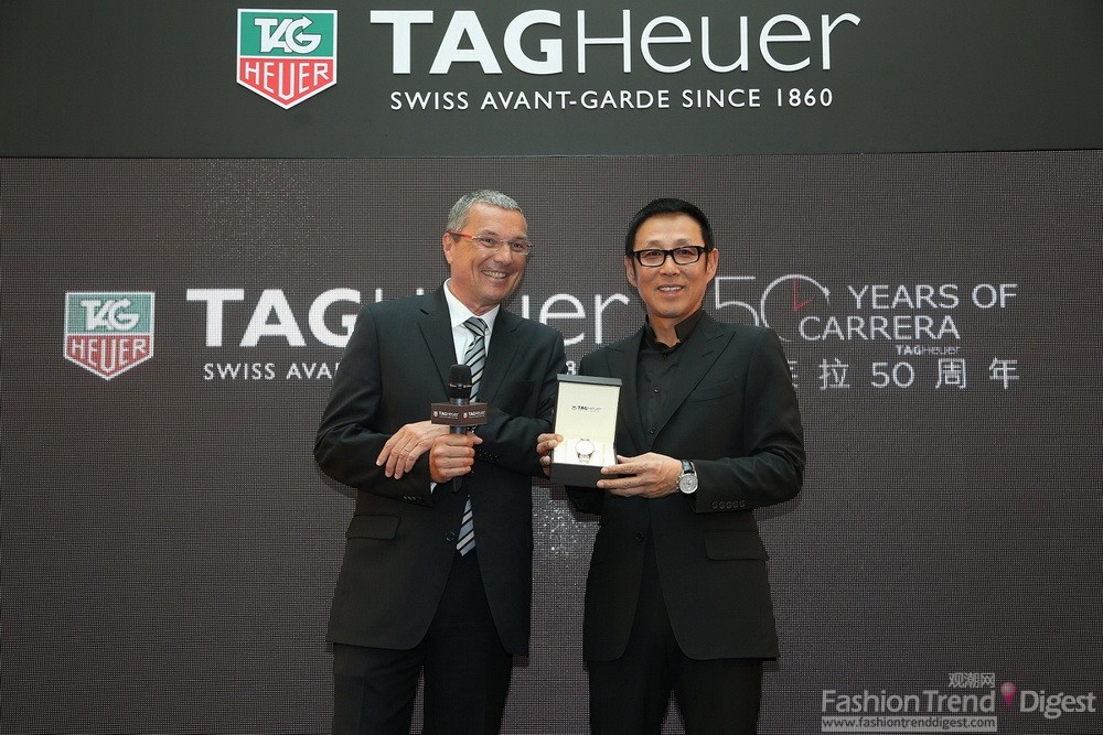 TAG Heuer全球總裁Jean-Christophe Babin向著名影星陳道明先生贈予Carrera Herritage腕表
