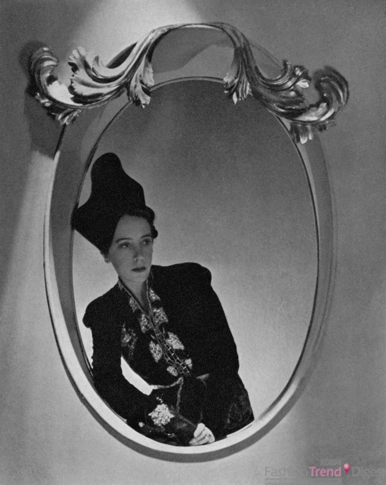 镜中的Elsa Schiaparelli 1937 by Horst_ CondeNast Publications Inc