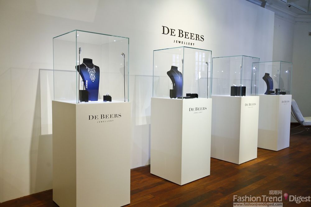 DE BEERS “MOMENTS IN LIGHT”