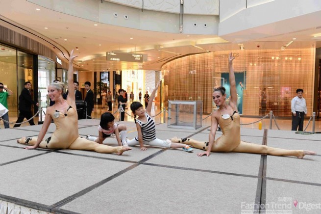 上海ifc商场世界极限柔术舞蹈