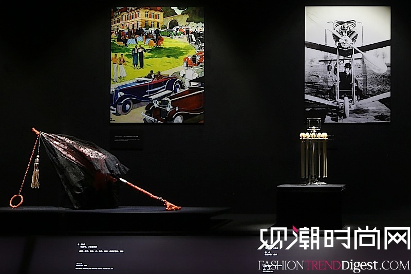 “博萃臻艺-中西方珍宝艺术展”珍器宝物展示区域——卡地亚典藏展柜，阳伞等配饰折射出20世纪20年代的装饰艺术风格和时尚品味。