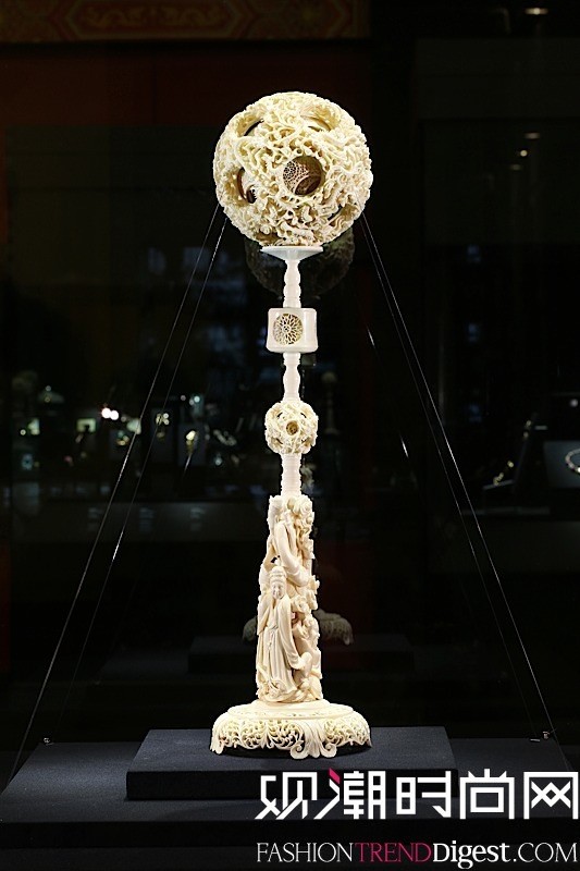 透雕云龙纹象牙转心球 清（1644-1911） 全高52.20厘米、直径12.90厘米、底径12.95厘米 象牙 辽宁省博物馆藏