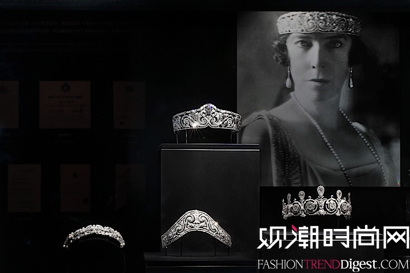 风格演进展示区域——卡地亚典藏展柜，曾为比利时伊丽莎白皇后（Queen Elisabeth）定制的“卷轴式冠冕”（中上）展露真容，花环风格的优雅弧线满足了女性对美的纯粹追求