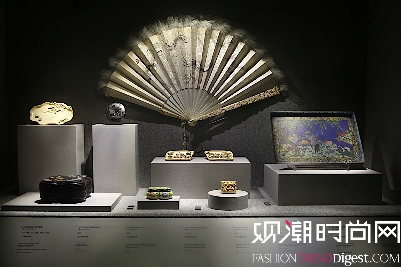 在“博萃臻藝-中西方珍寶藝術(shù)展”中國情愫展示區(qū)域， 多件遼寧博物館館藏亮相，其中“畫琺瑯纏枝牡丹紋雙連盒”（下排右二）筆法細膩，再現(xiàn)處于繁榮時期的中國雍正銅胎畫琺瑯器的工藝成就。