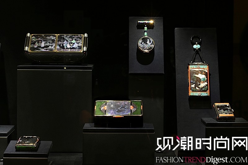 “博萃臻藝-中西方珍寶藝術展”中國情愫展示區(qū)域卡地亞典藏展柜中，運用東方傳統(tǒng)材質(zhì)的卡地亞化妝盒描繪出栩栩如生的中國意象。