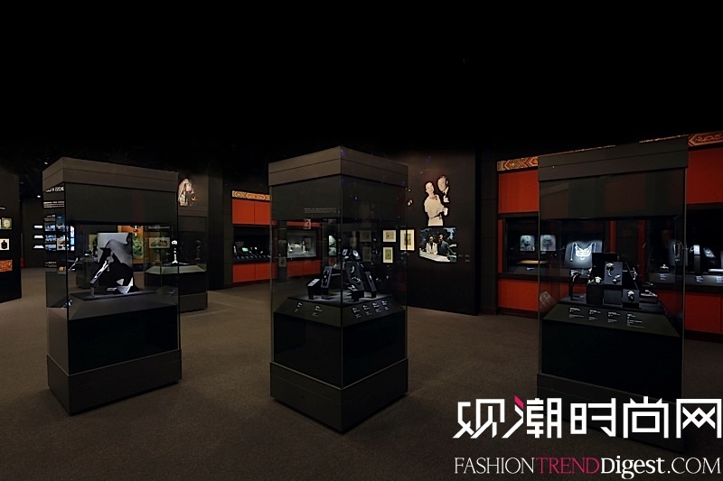 “博萃臻艺-中西方珍宝艺术展”风格演进展示区域，精粹百余件卡地亚典藏作品，完整呈现西方美学风格的百年演变历程。