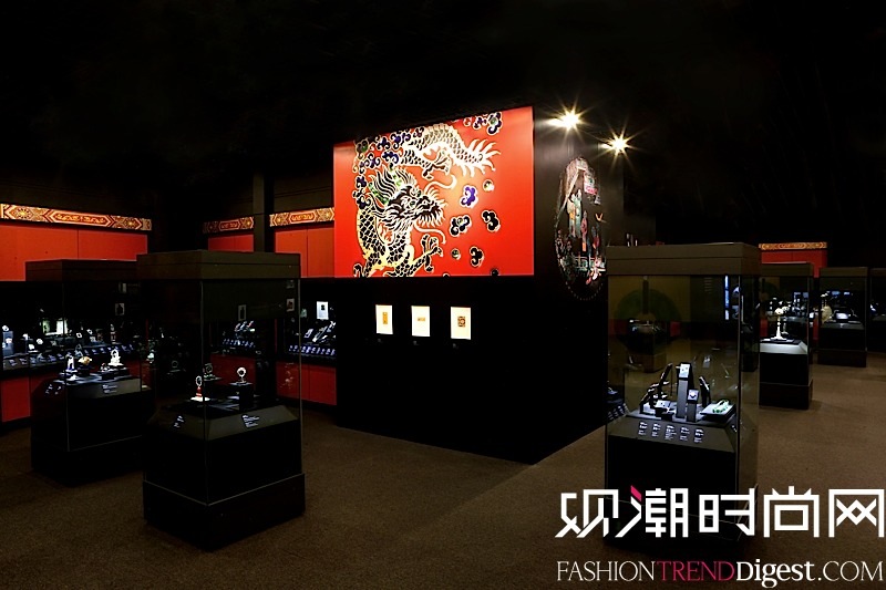 “博萃臻藝-中西方珍寶藝術(shù)展”中國情愫展示區(qū)域，深度體現(xiàn)東西方瑰寶蘊(yùn)含的中國韻味，彰顯東西方文化浸潤的璀璨光芒。