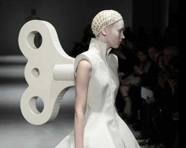 JOYCE带你看2014秋冬巴黎时装周： Gareth Pugh 白女巫