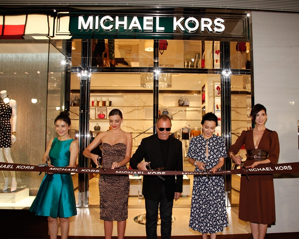 众明星身着MICHAEL KORS 齐聚上海静安嘉里中心旗舰店开幕剪彩仪式