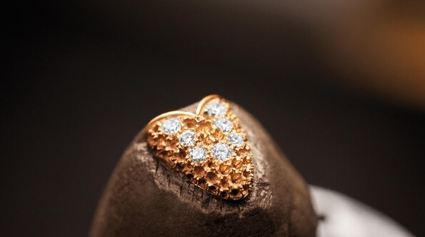 宝格丽2014年Serpenti系列双圈玫瑰金手镯工艺赏析 - 资讯 - 观潮网 - Fashion Trend Digest - 观潮,观时尚潮流