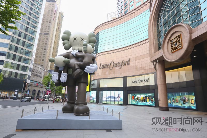 KAWS艺术雕塑引爆上海潮流热浪