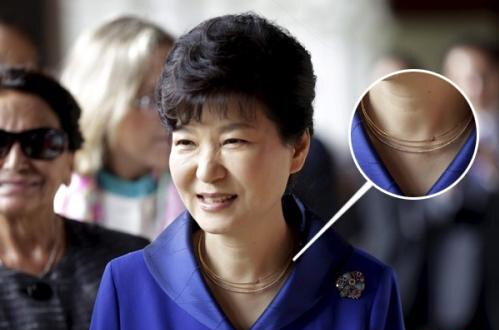 朴槿惠也有私人标配 两件珠宝...