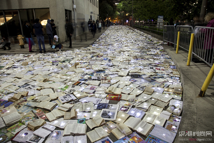 由10000本书在多伦多街头...