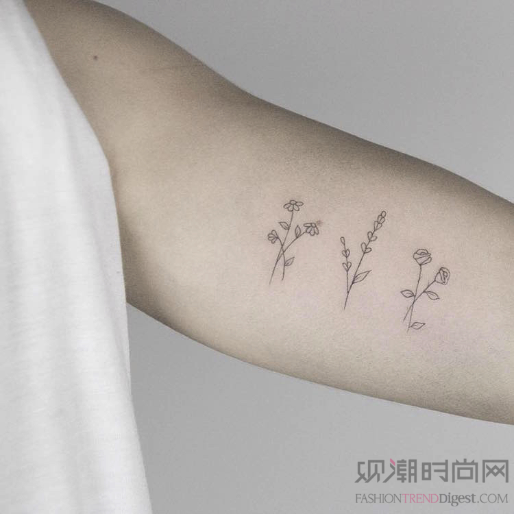 典雅的花卉纹身仿造精美的铅笔线条
