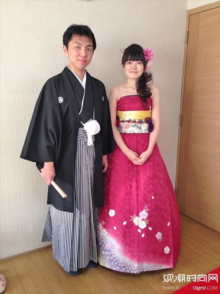 日本的新娘将他们的长袖与服转...