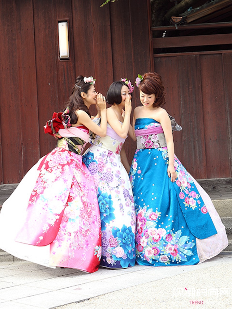 日本的新娘将他们的长袖与服转...