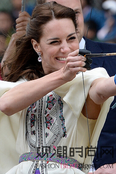 凯特王妃大玩射箭，魔性的笑容...