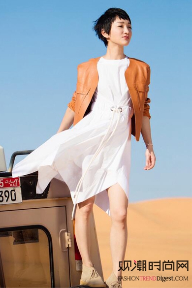 周迅现身沙漠，白色裙子+外套...