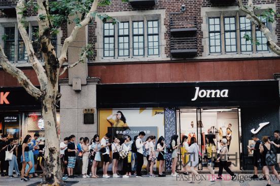 JOMA x 李冰冰合作鞋款京沪发售，引发排队热潮