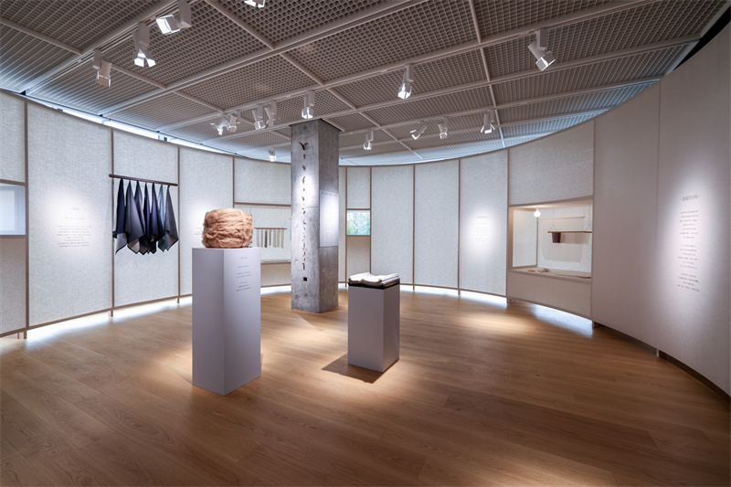 爱唯联合《T》中文版：以二十...