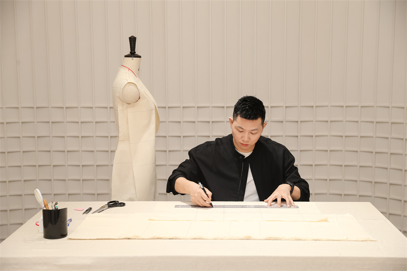 爱唯联合《T》中文版：以二十...