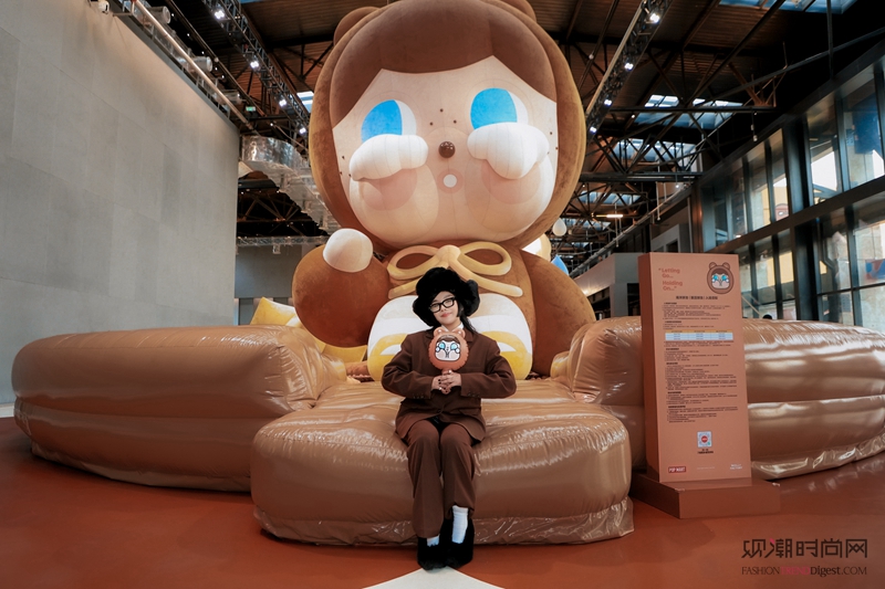 一起畅游Crybaby的柔软...