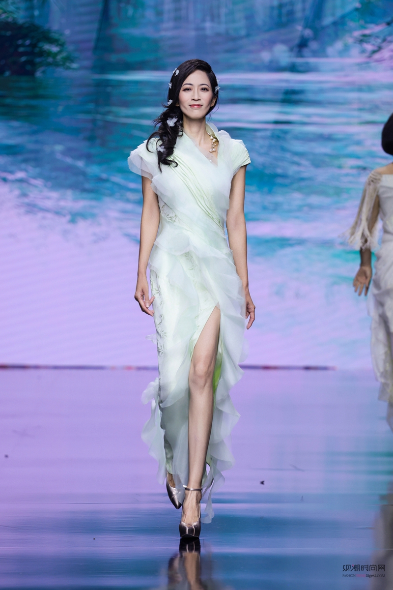 ÷����գ�19λŮ��չ�ֵ���...