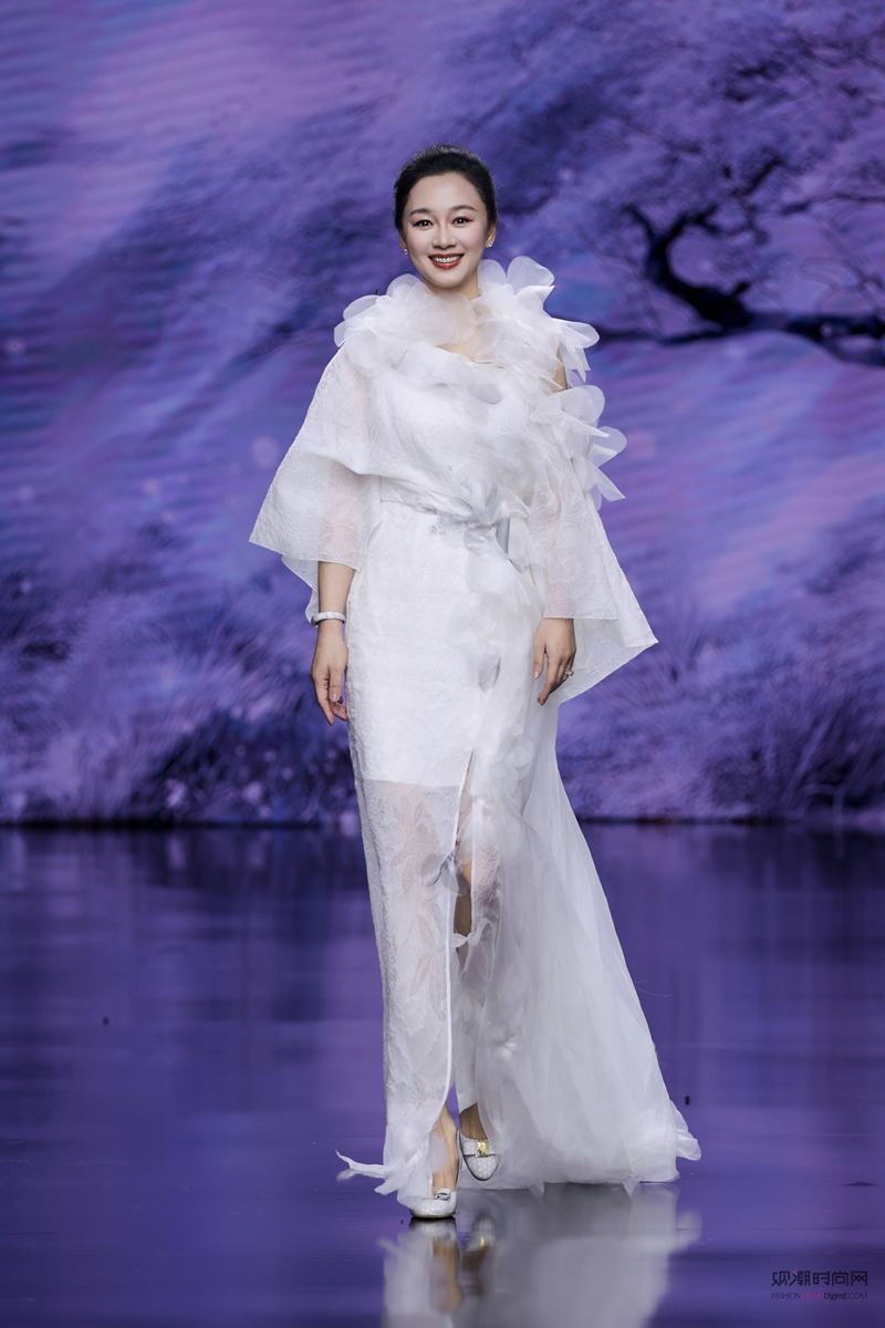 ÷����գ�19λŮ��չ�ֵ���...