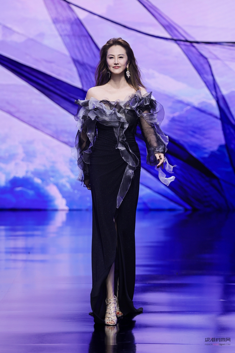 ÷����գ�19λŮ��չ�ֵ���...