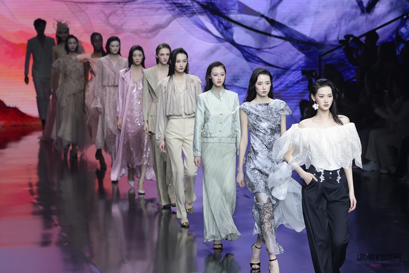 ÷����գ�19λŮ��չ�ֵ���...