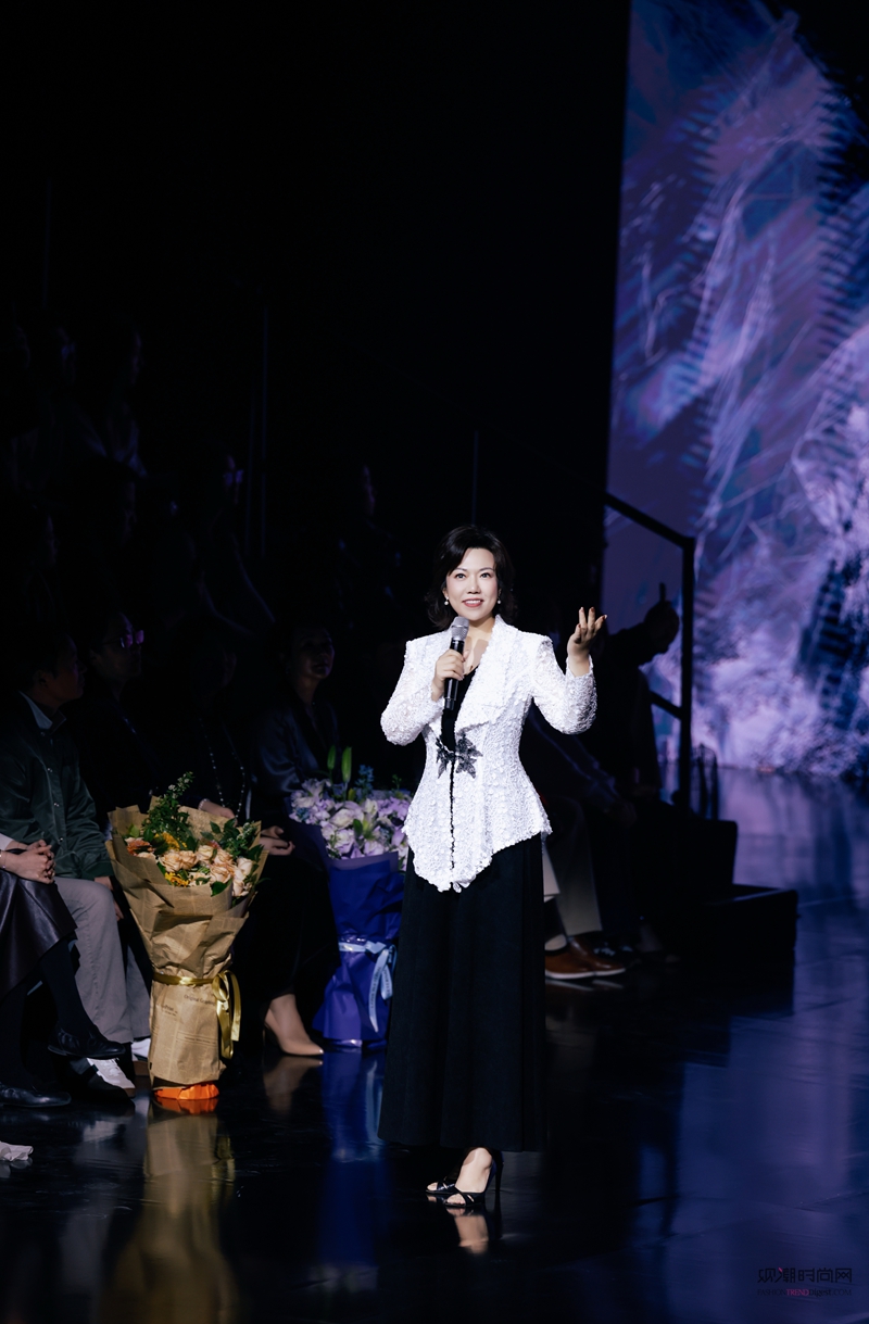 ÷����գ�19λŮ��չ�ֵ���...