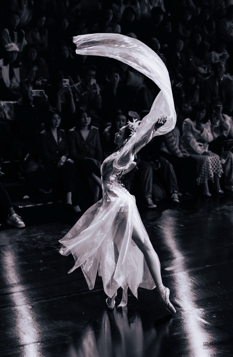 ÷����գ�19λŮ��չ�ֵ���...