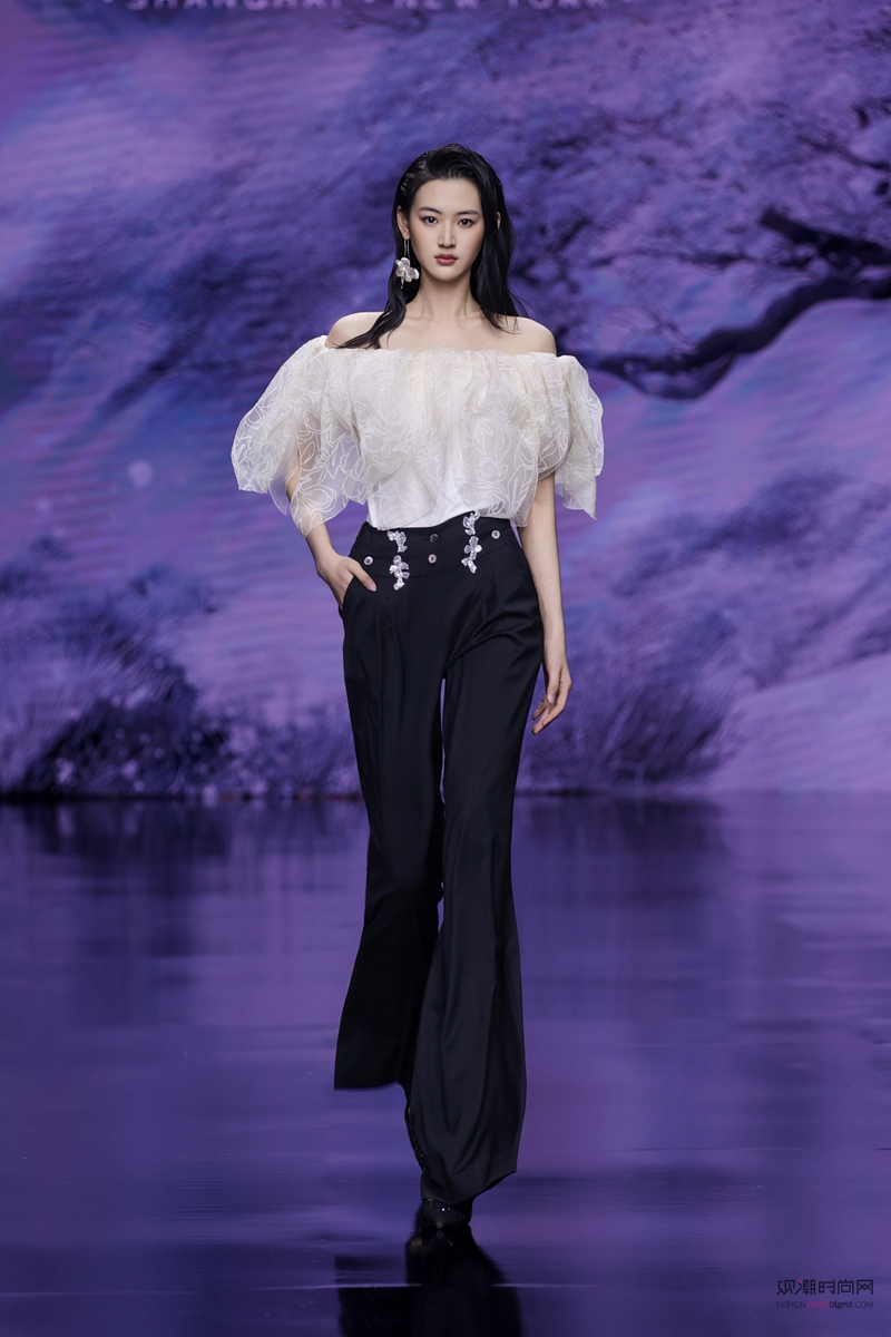 ÷����գ�19λŮ��չ�ֵ���...