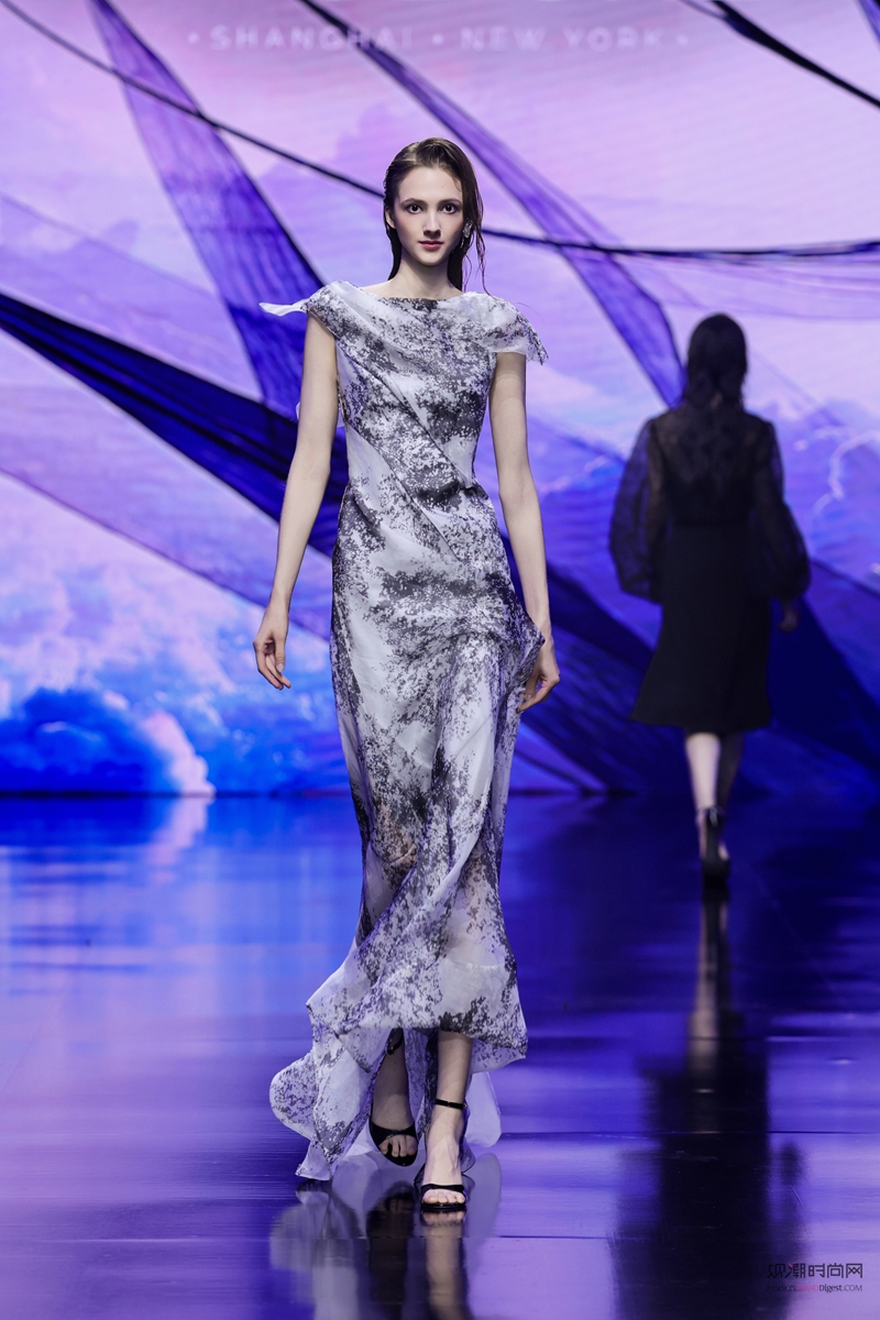 ÷����գ�19λŮ��չ�ֵ���...