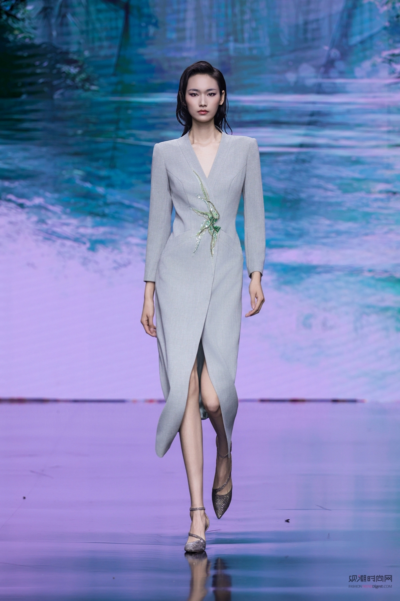 ÷����գ�19λŮ��չ�ֵ���...