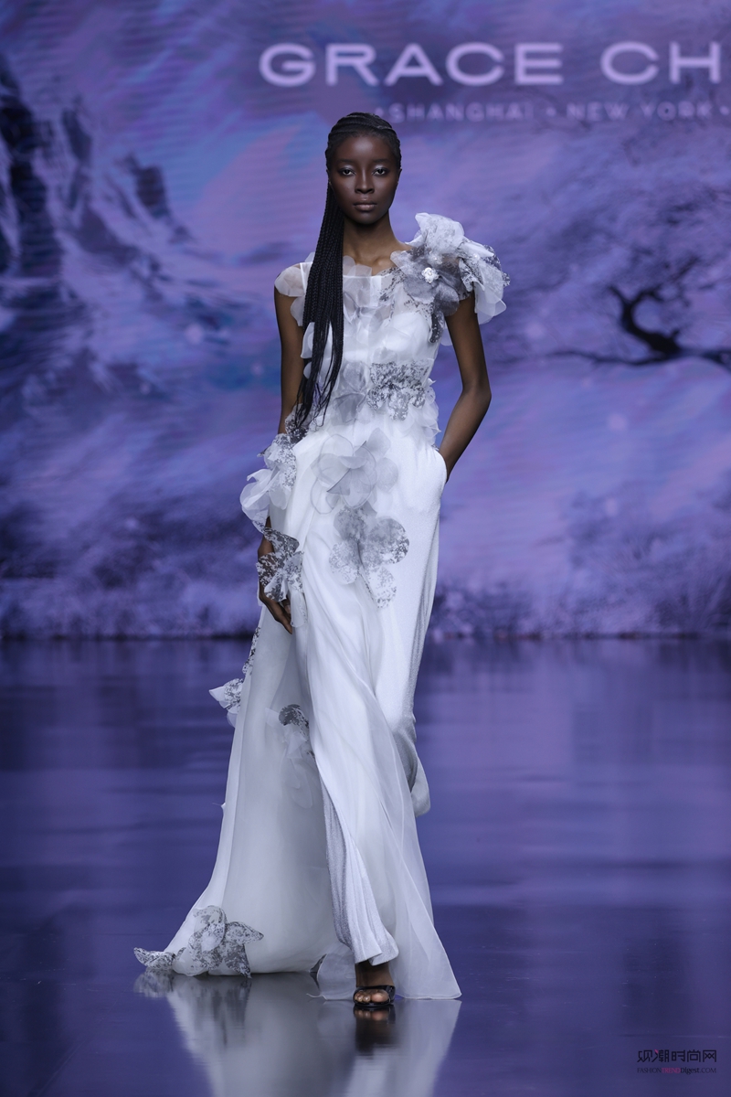 ÷����գ�19λŮ��չ�ֵ���...