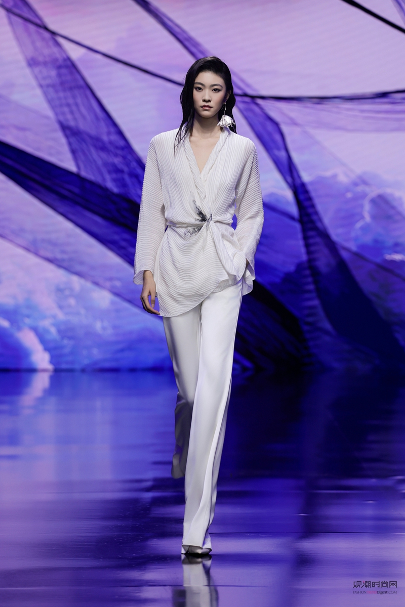 ÷����գ�19λŮ��չ�ֵ���...